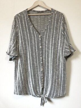 Gyft B&W Pinstripe Flutter Sleeve Tie Hem Button Up Tee 3X USA Made